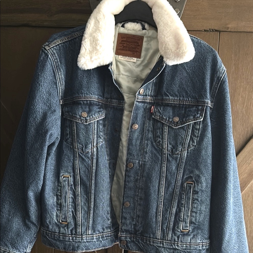 Levi’s NWOT -premium plush faux fur /quilted denim jacket. Medium blue size L